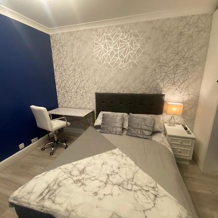 1 Bedroom Luxury Apartments By London City Exterior foto